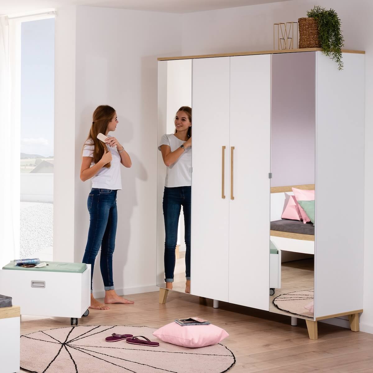 Schrank 4T ohne Spiegel, 4 Türen, 2 Zwischenwände, 8 schmale Einlegeböden, 2 breite Einlegeböden, 2 breite Kleiderstangen OSCAR Paidi Eiche Nebraska / weiß