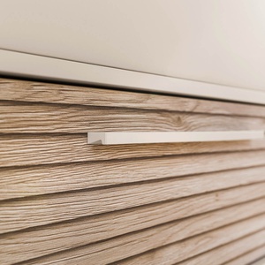 Schrank Tiny 2T1S, 2 Türen Kaschmir Beige, 1 Schublade Groovy Oak, 1 Mittelwand, 2 schmale Regalböden, 1 schmale Kleiderstange EEFJE Paidi Kaschmir Beige / Eiche