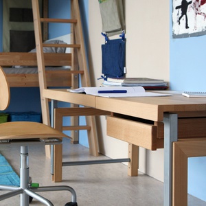 Schreibtisch schrägstellbar ⅔ ZIGGY de Breuyn Buche massiv Ausführung natürlich - graues Metall