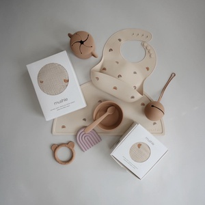 Silikon-Lätzchen Mushie Regenbogen