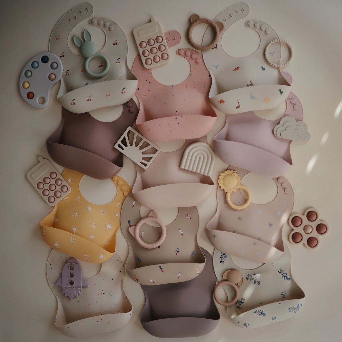 Silikon-Lätzchen Mushie Rosa Konfetti