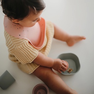 Silikon-Lätzchen Mushie Rosa Konfetti