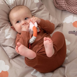 Sonajero sensorial anilla Elphee Rosa Done by Deer