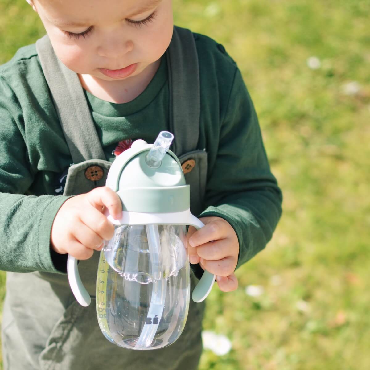 Taza con pajita 300ml Beaba verde salvia