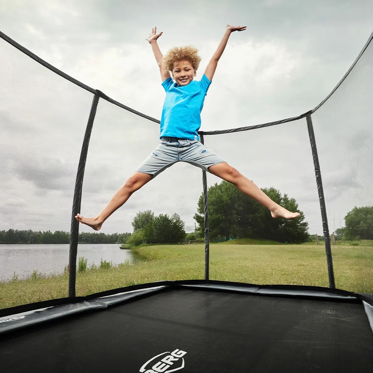 Trampolin 500cm FlatGround ULTIM CHAMPION + Safety Net Deluxe XL Berg grey